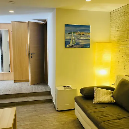 Apartma Nani شقة